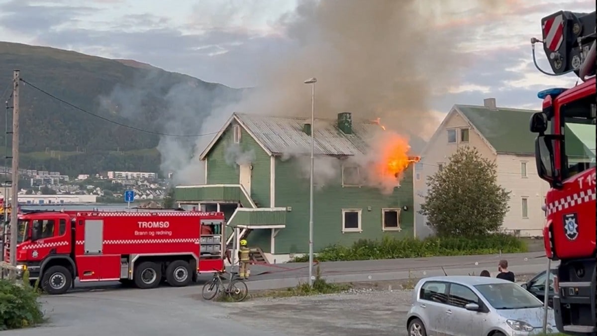 Brann i tomannsbolig i Tromsø i natt: – Alle beboerne kom seg ut