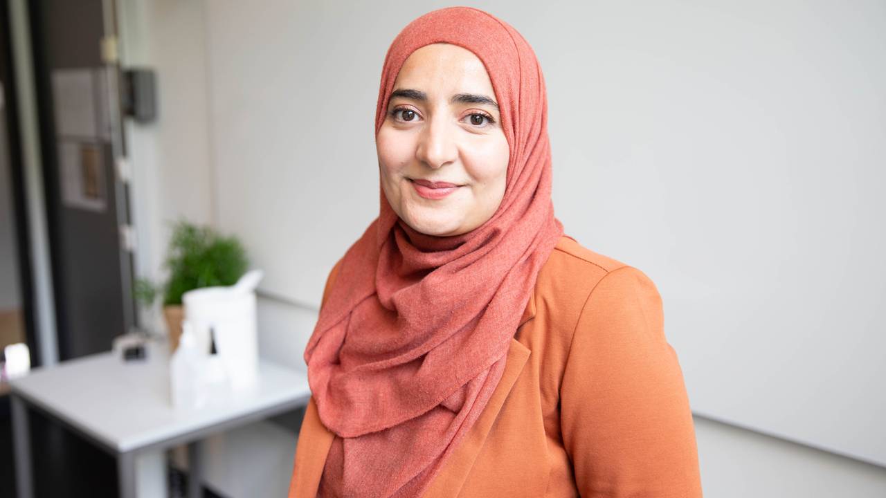 Sumayya Javed i et klasserom på Nydalen videregående skole, de
