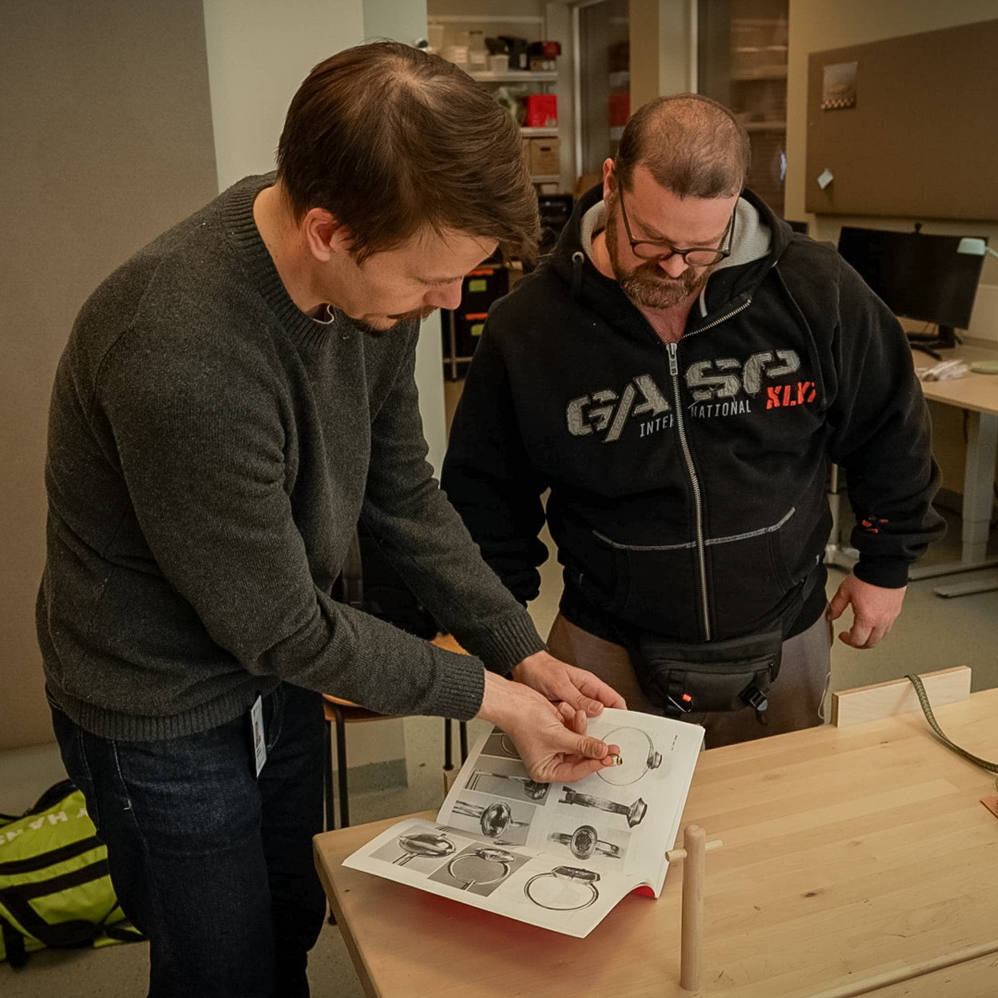 Jan-Andre Skov-Skov Fredriksen og arkeolog Joakim Wintervoll i Agder fylkeskommune.
