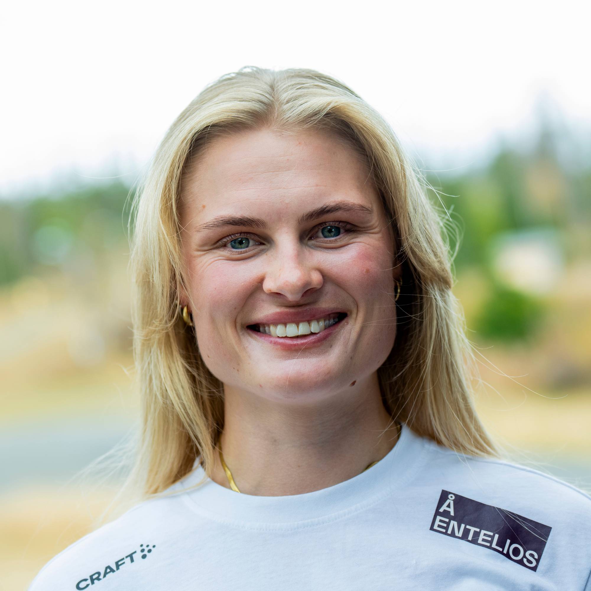 portrett kvinne lyst hår