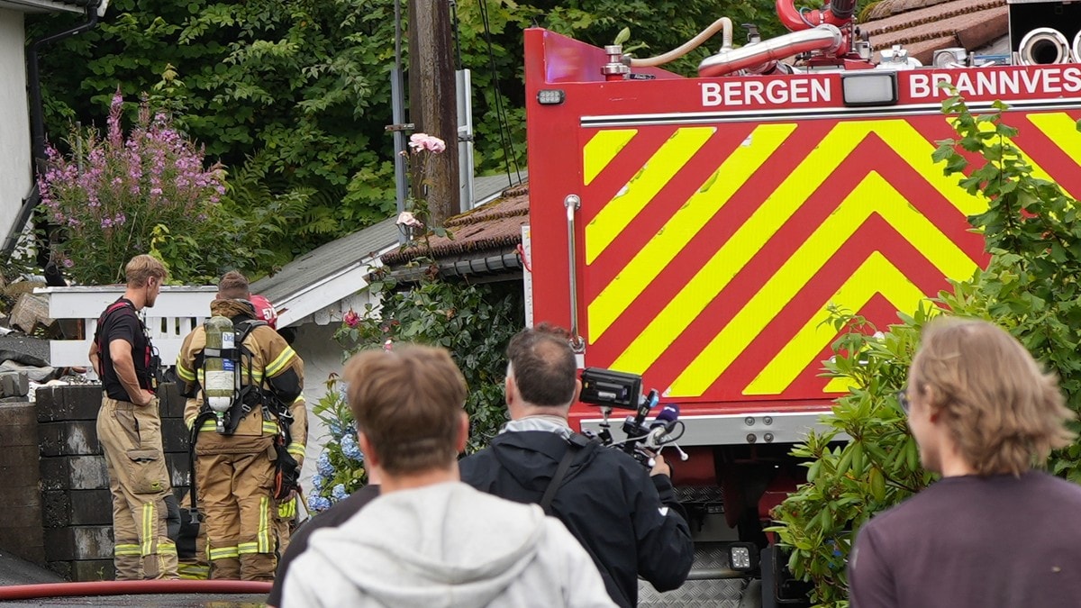 Mann til sjukehus etter brann i einebustad i Bergen