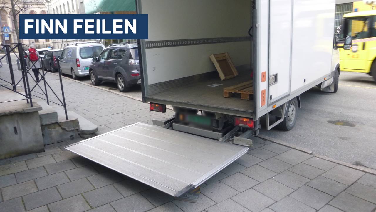 Finn feilen. Bil står parkert i byrom.