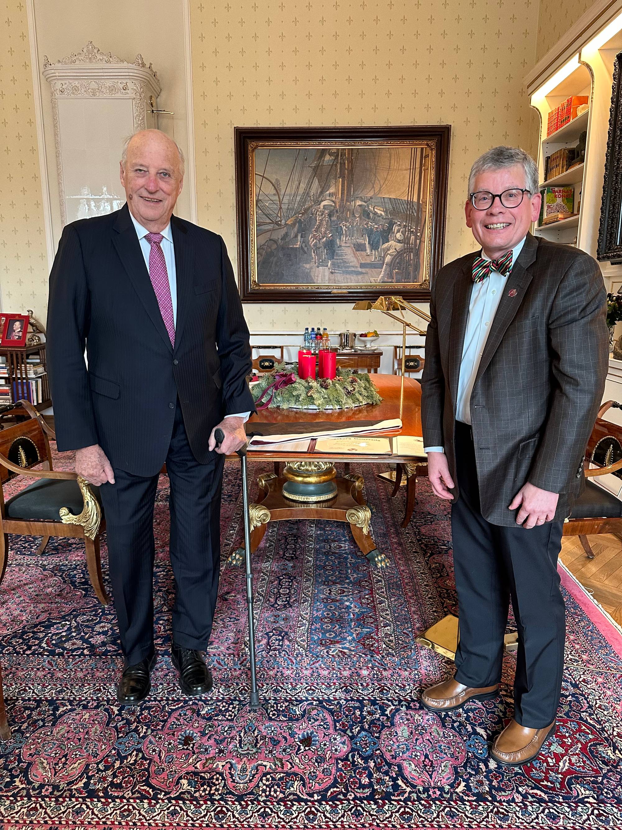 Kong Harald tok i mot sjefen for Augsburg-universitetet, Paul Pribbenow, i 2022. Kongen fikk en æresdoktorgrad fra universitetet. 
