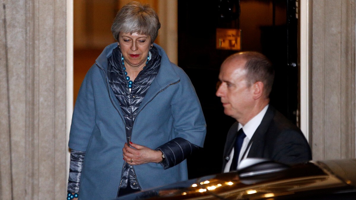 Britiske medier: Theresa May tilbyr seg å gå av