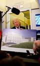 Reuters Trump viser fram planer for ballsal