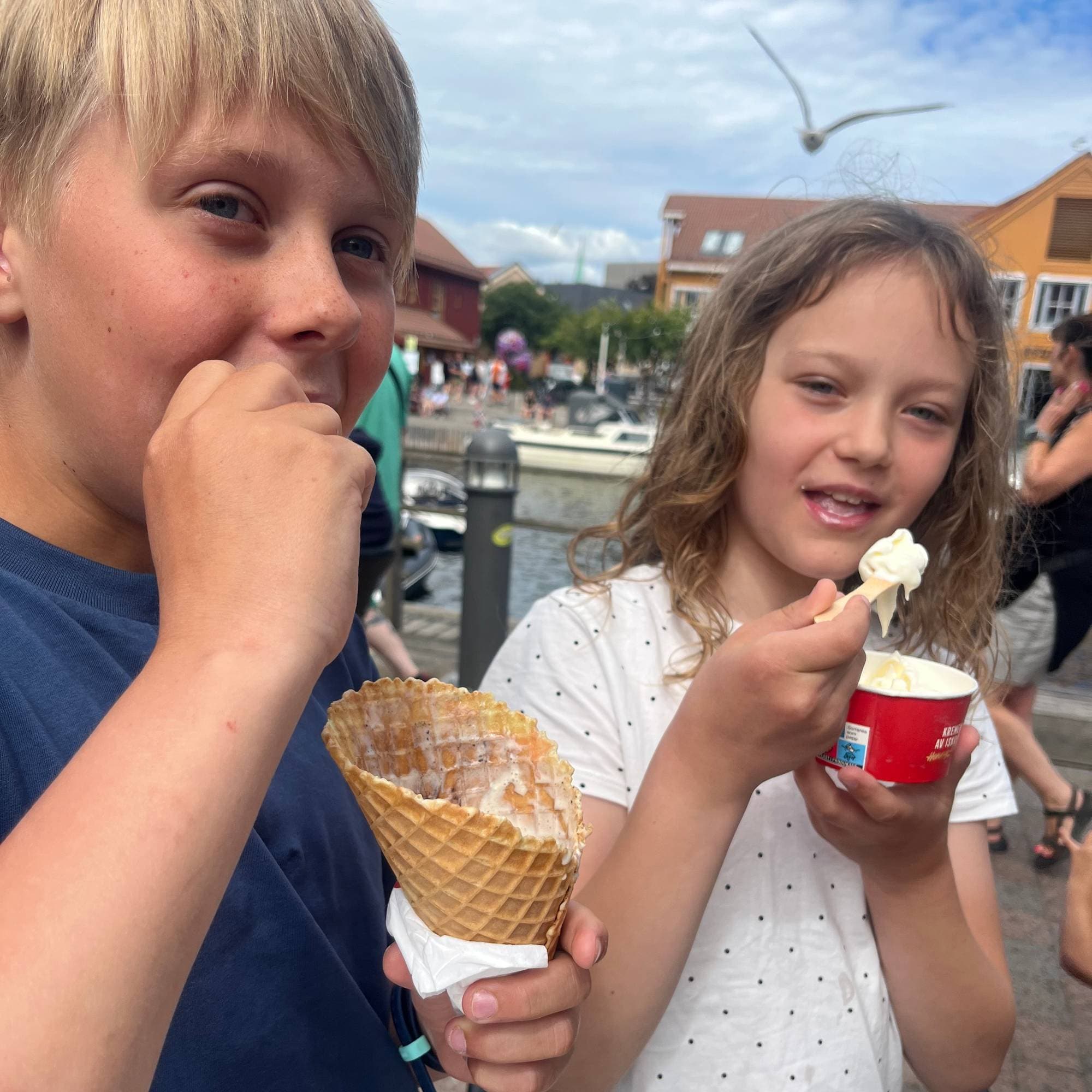 Ei ung jente og en ung gutt spiser is