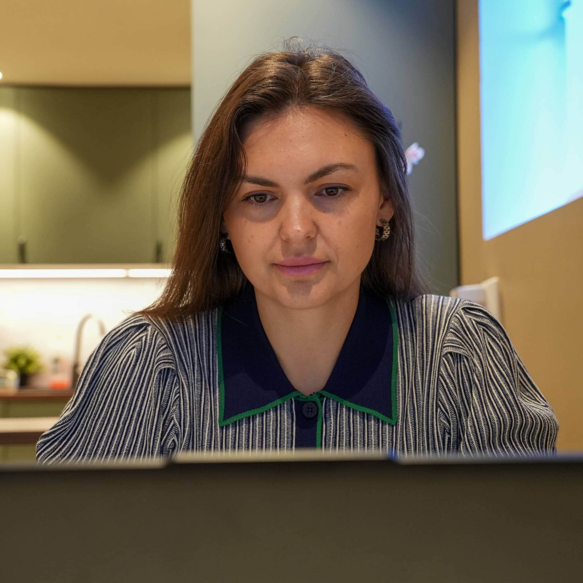 Tetiana Shevchenko (34) bor i en kjellerleilighet i Ottestad utenfor Hamar med datteren Kateryna (9), sønnen Maxim (16), hunden Nelly og katten Marwel. Alenemoren jobber 30 prosent som regnskapsmedarbeider i selsakpet Econ Hamar, og mottar bostøtte fra NAV. 