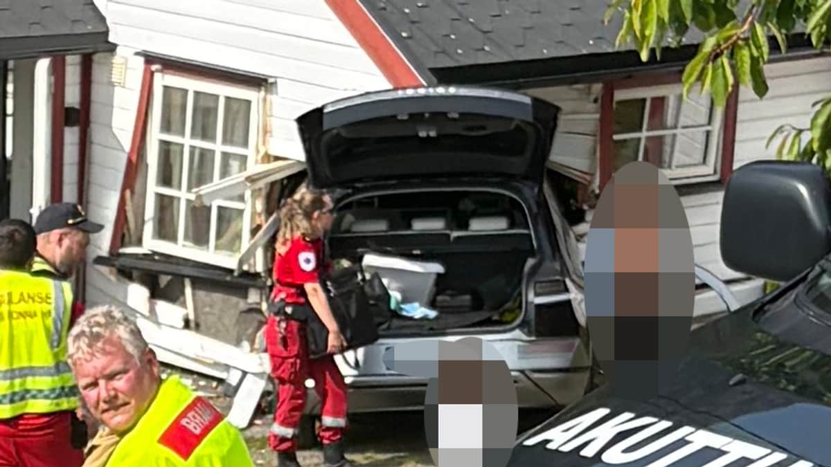 ein bil har køyrt inn i eit kvitt hus. det er skadar på huset. det er folk frå ambulansetenesta rundt bilen to menneske er sladda FOTO: Tipsar