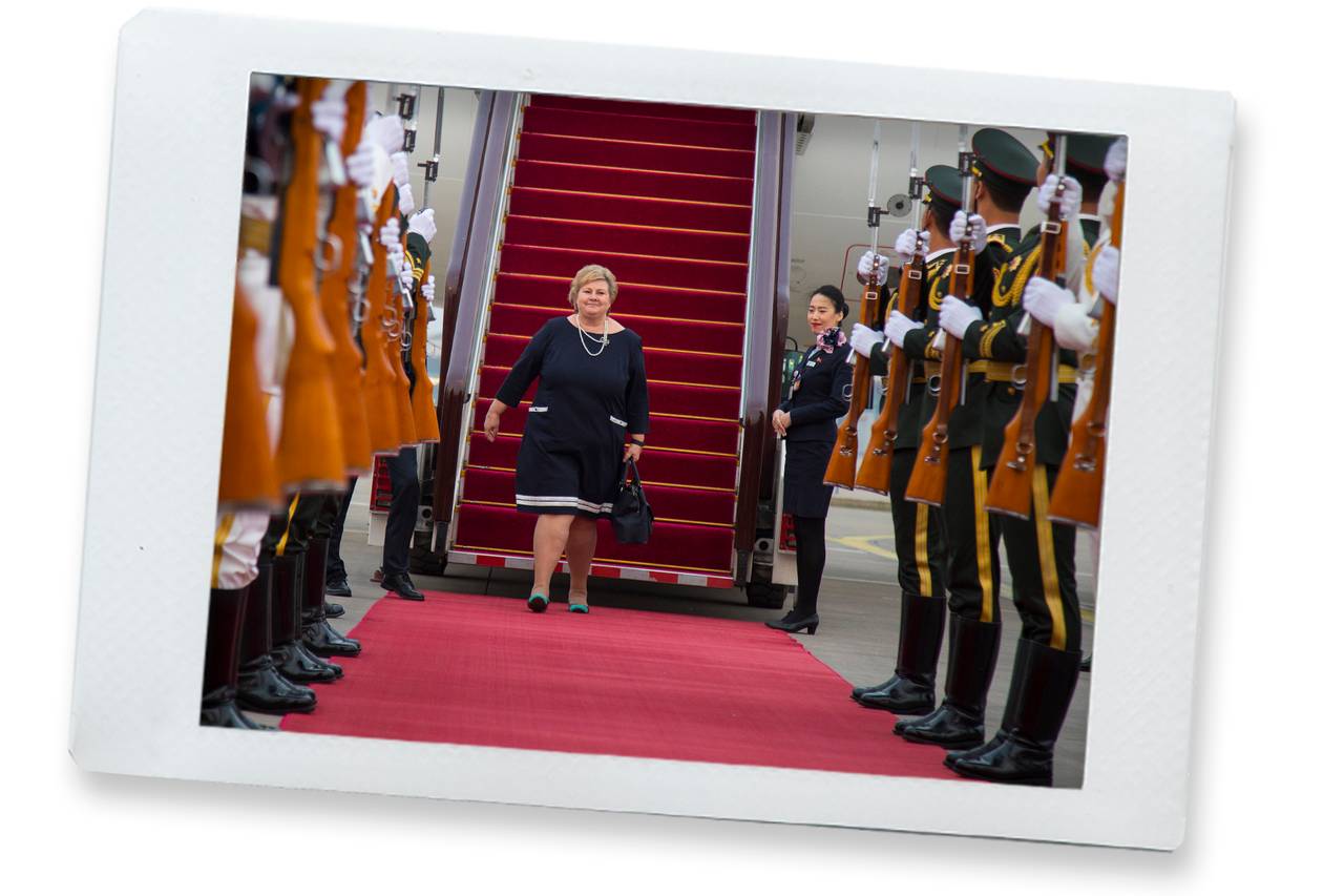 Statsminister Erna Solberg fikk en militær seremoniell velkomst på flyplassen i Beijing