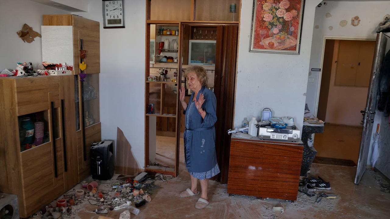En israelsk eldre kvinne ser på leiligheten sin etter at en rakett avfyrt fra Gazastripen traff bygningen.