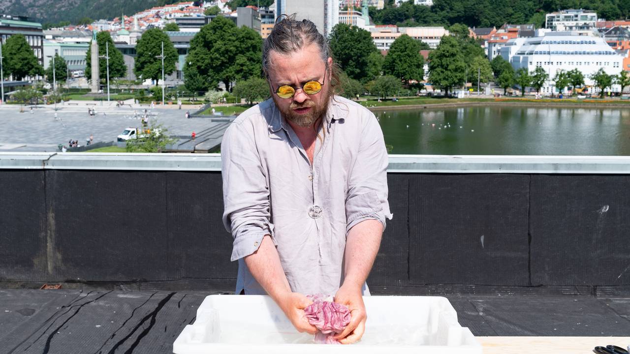 Joar Nango. Preparerer kveitemagesekker til verket Skievvar.