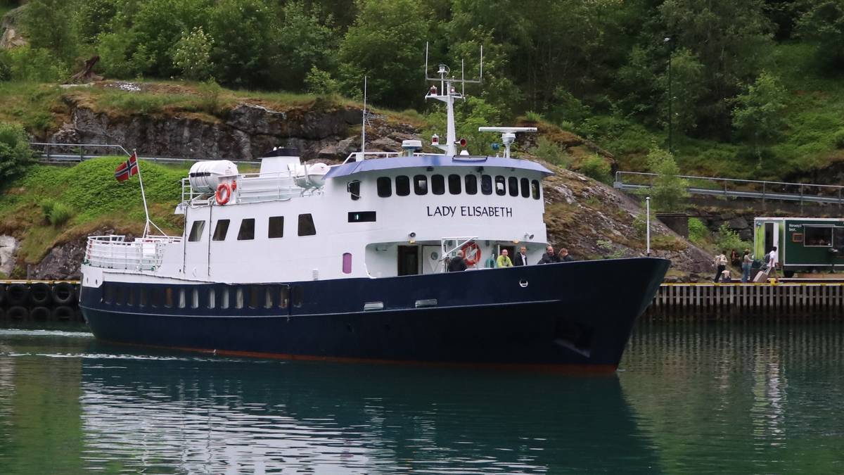 Her køyrer dieselbåten i den «utsleppsfrie» verdsarvfjorden