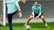 Beate Oma Dahle / NTB To norske fotballkeepere trener foran et mål på en gressbane. (Bildebeskrivelsen er laget av en KI-tjeneste)