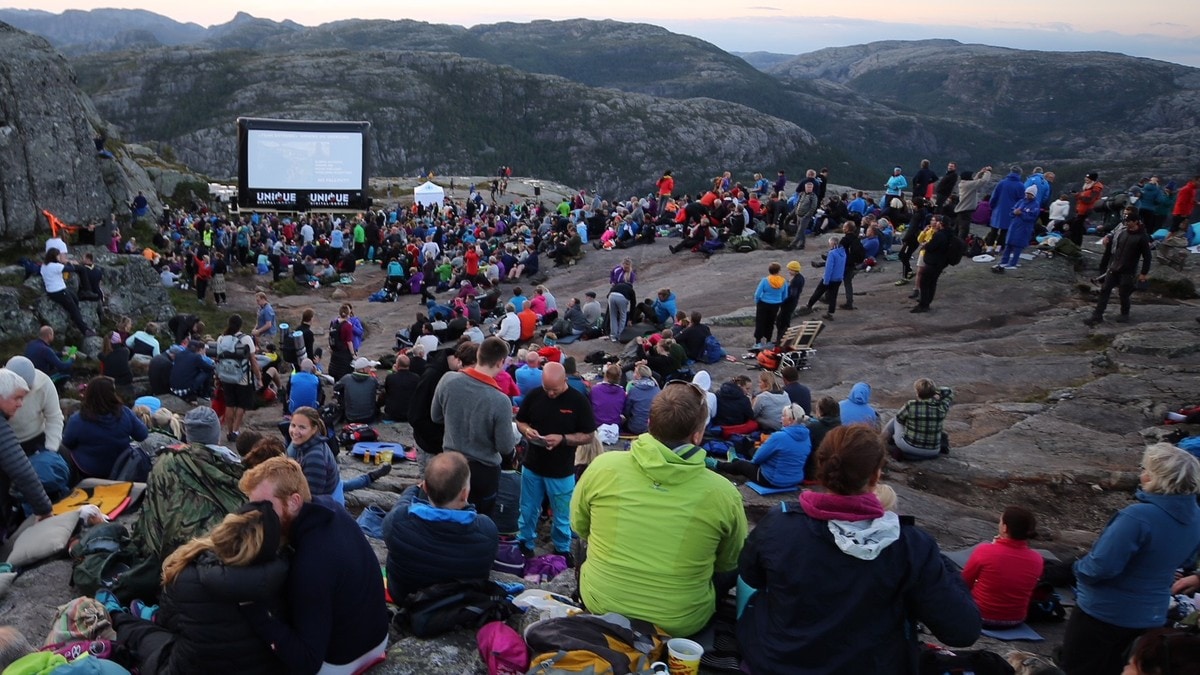 Mission Impossible-premiere i måneskinn på Preikestolen