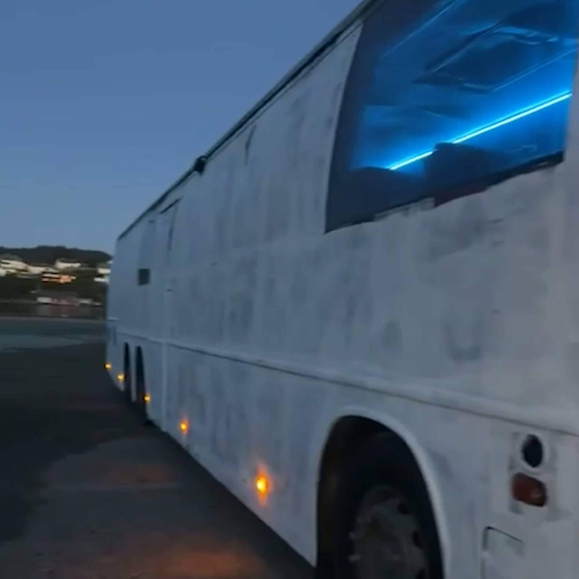 Ein kvit russebuss frå utsida