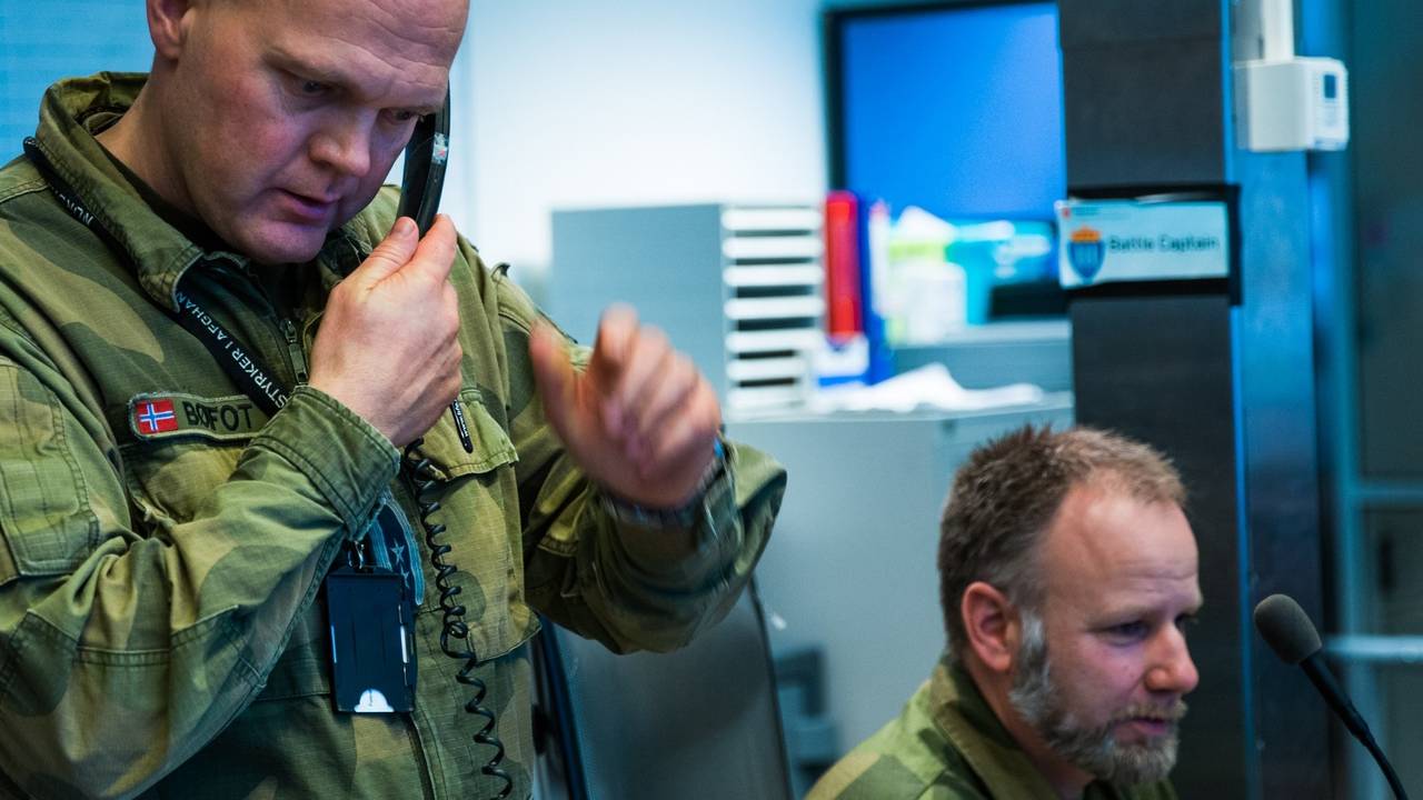 Bildet viser t.v. Erik Bøifot (nestkommanderende JOC) og t.h. Klaus Johansen (sjef JOC)
