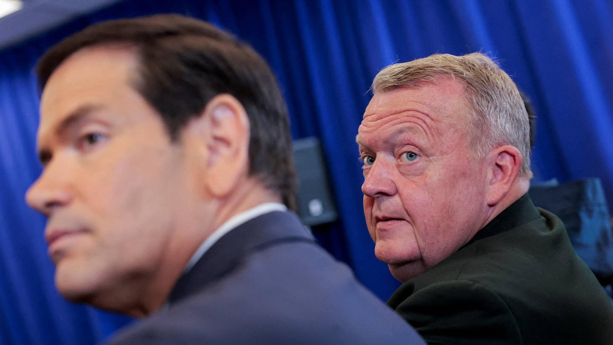 USAs utenriksminister Marco Rubio og Danmarks utenriksminister Lars Løkke Rasmussen under underskrivningen av Grønland-avtalen.
