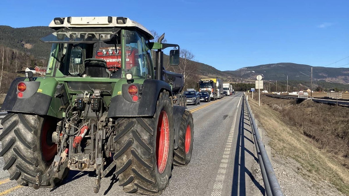 Traktorar sperra E6 i Gudbrandsdalen i protest