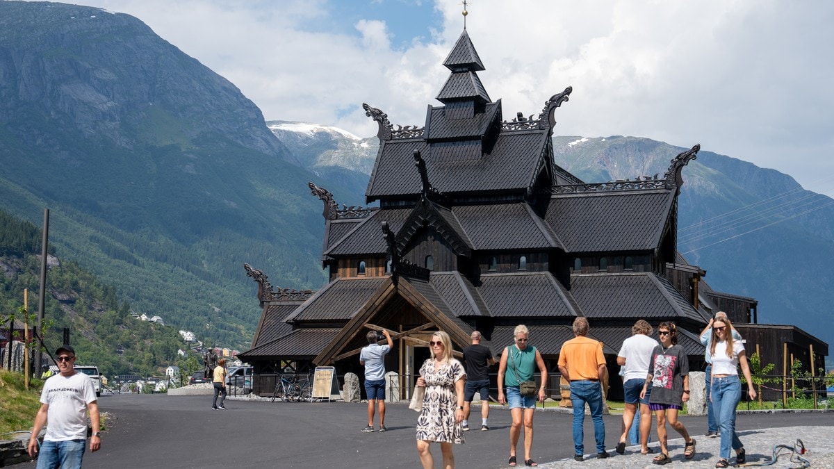 Turister strømmer til Lothepus' nye stavkirke i Odda