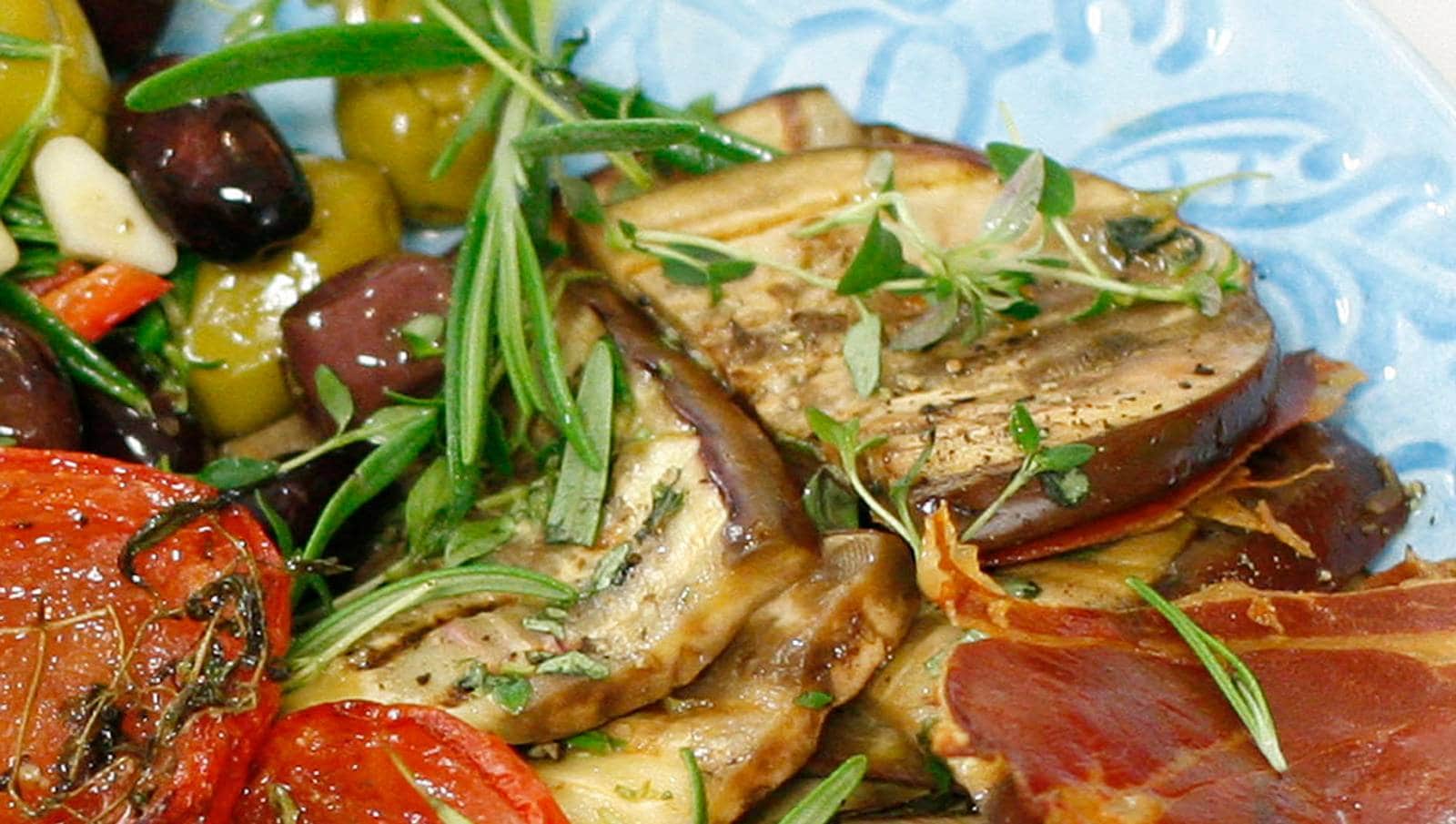 Grillet Aubergine Med Kikerter Og Tahini
