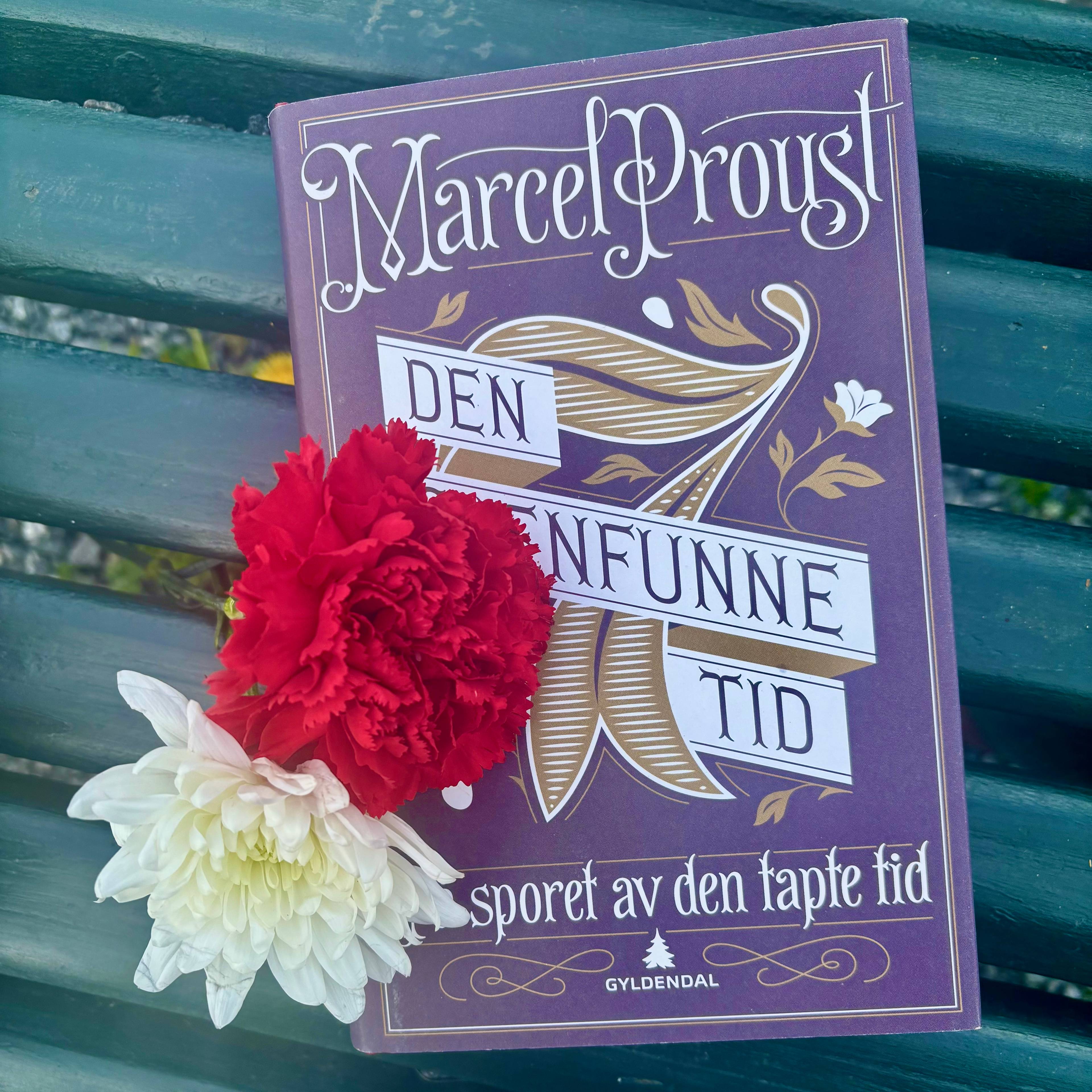Bilde av Marcel Proust-bok på en benk