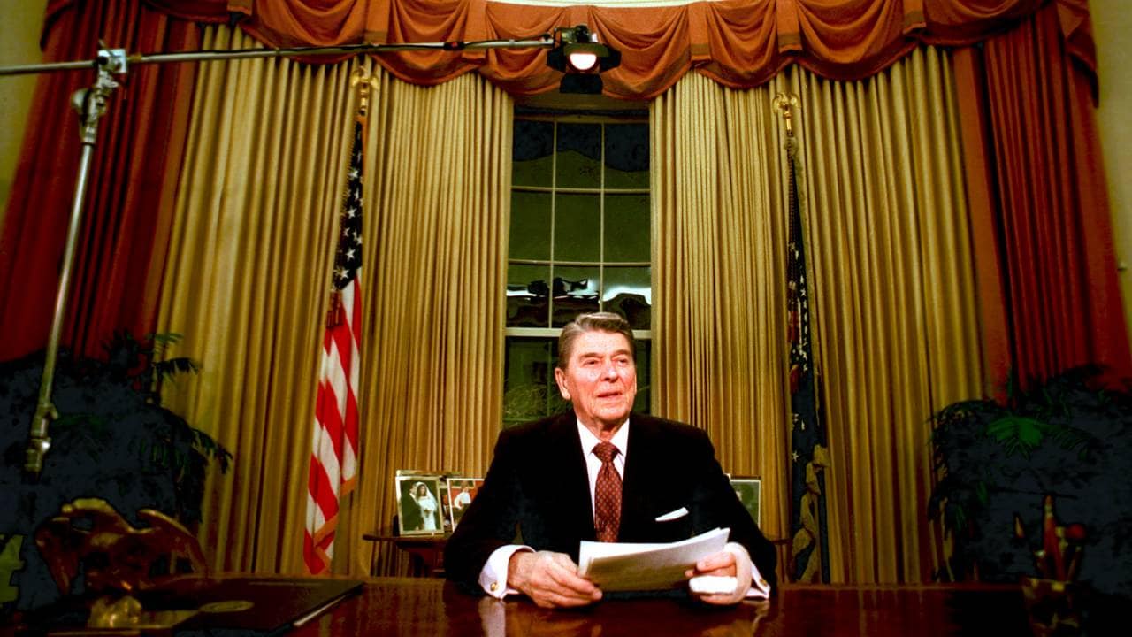 President Ronald Reagan i Det ovale kontor på slutten av sin presidentperiode i januar 1989.