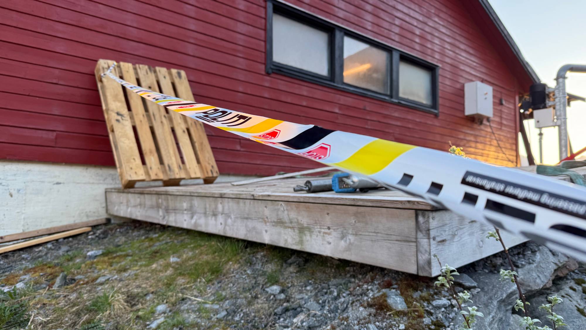 politisperre på ein fjøs 