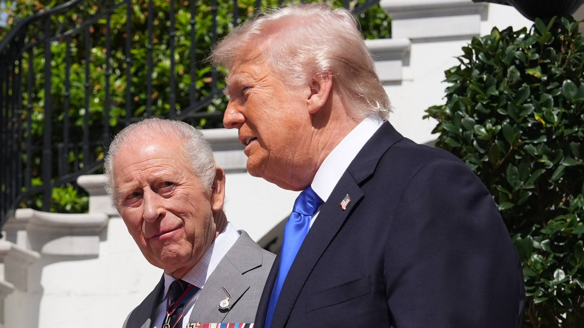 Kong Charles og president Donald Trump utenfor Det hvite hus.