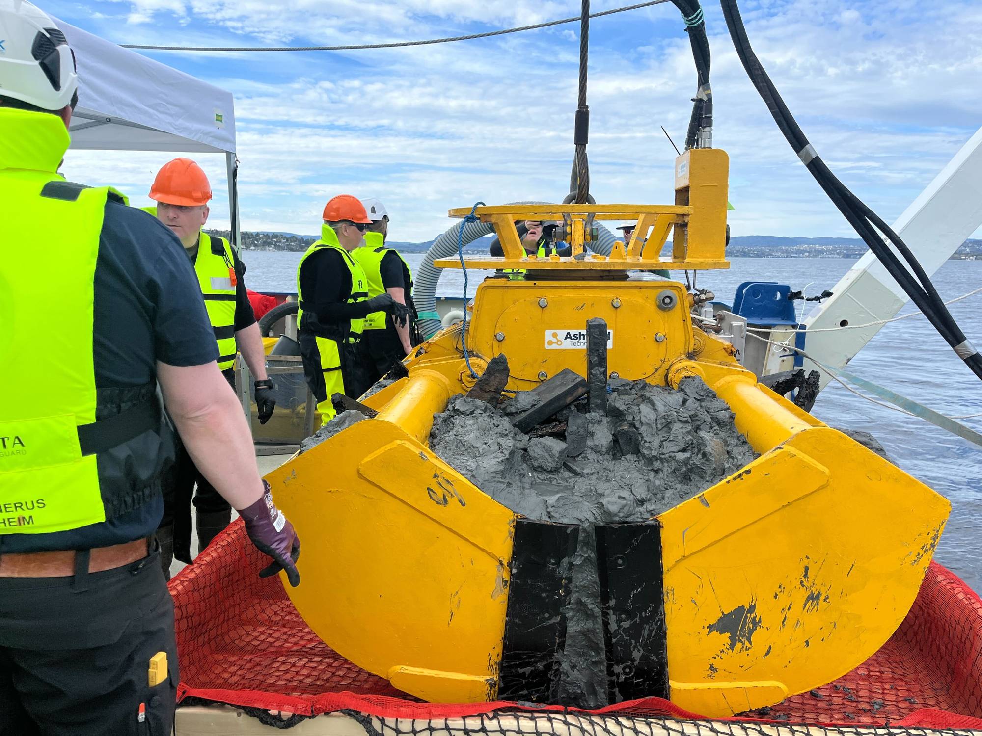 Arbeidet med å hente opp levningene etter norske krigsmenn.