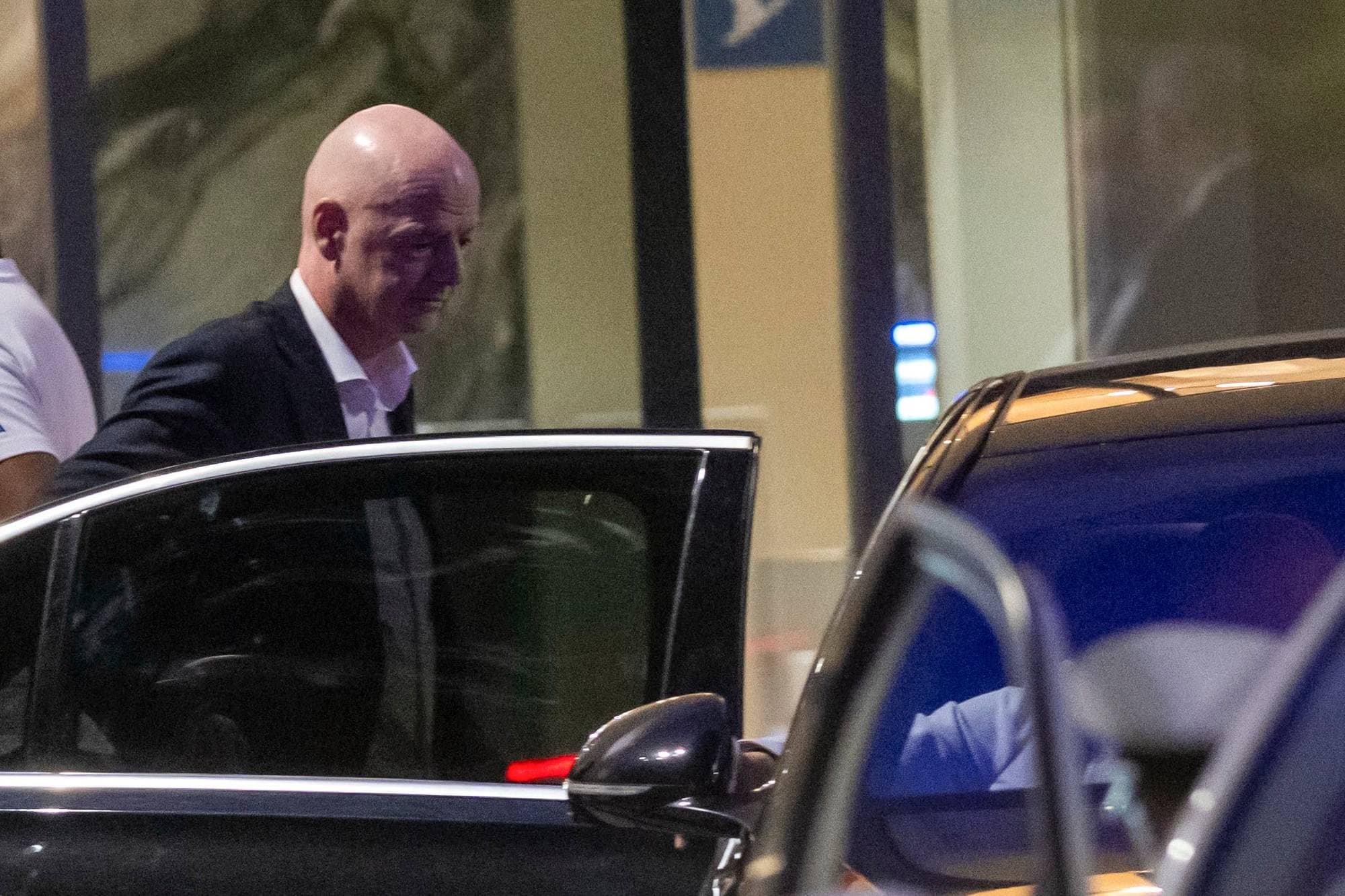 FIFA-president Gianni Infantino går inn i en bil. (Bildebeskrivelsen er laget av en KI-tjeneste)