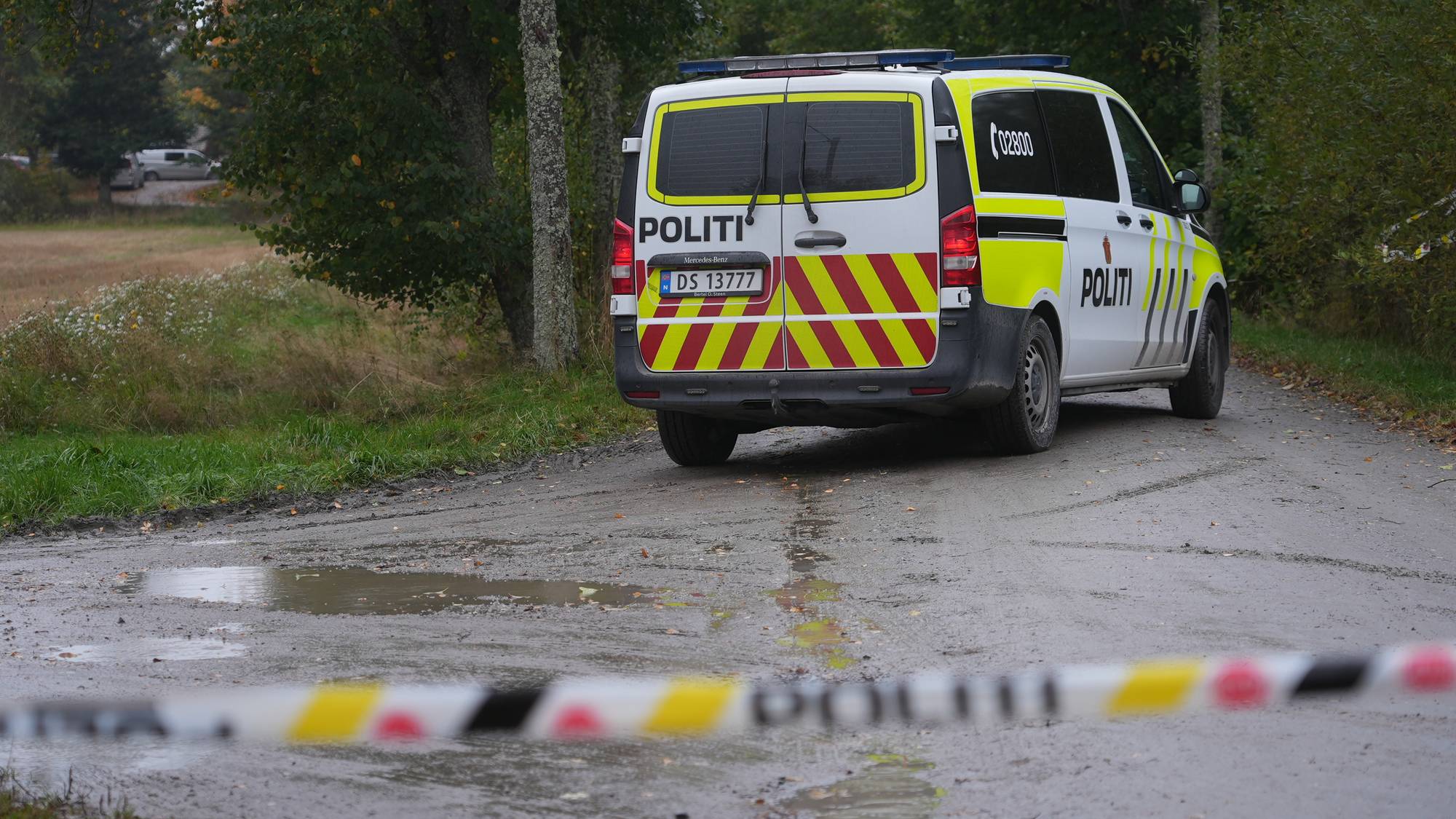 Dobbeltdraper i Halden mandag 5. oktober. Politibil med sperringer.