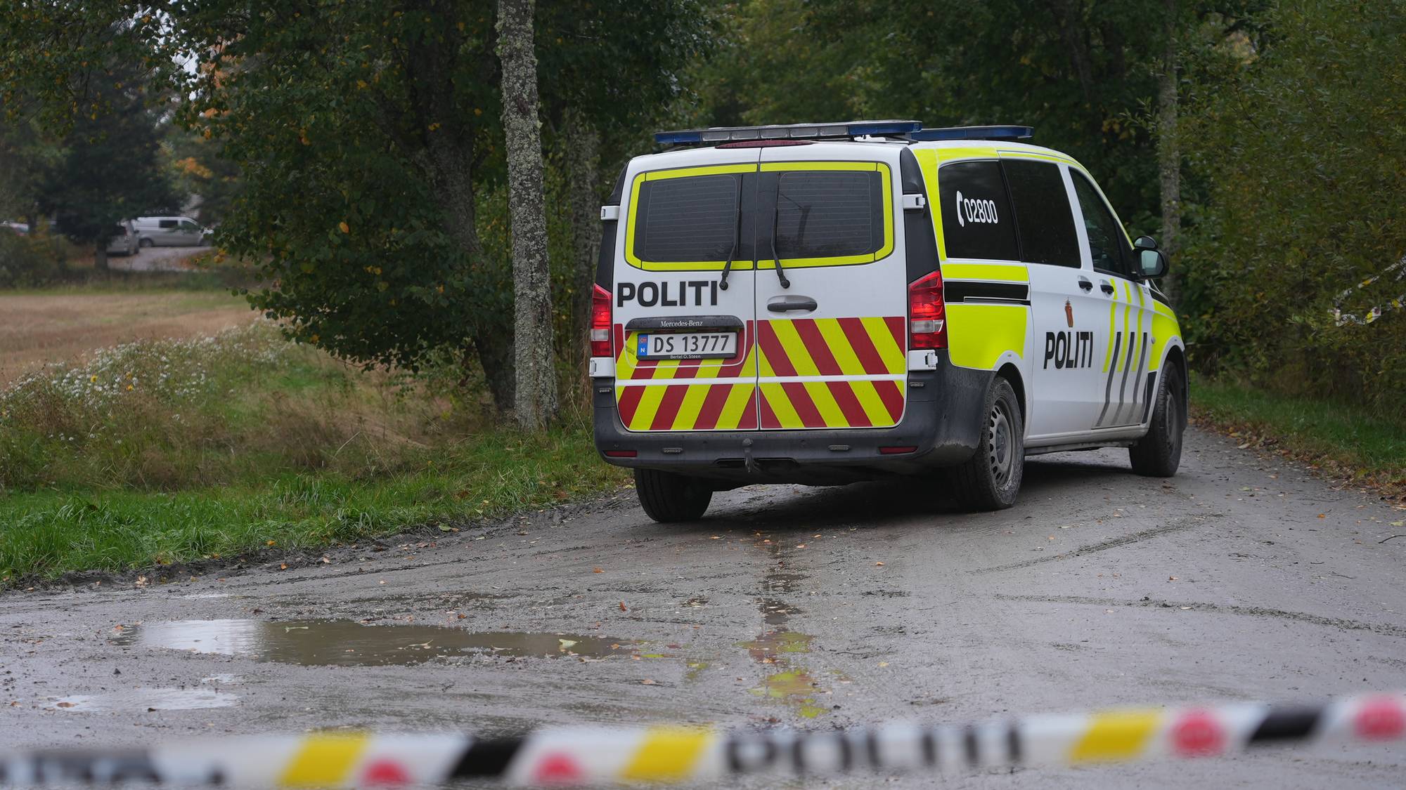 Dobbeltdraper i Halden mandag 5. oktober. Politibil med sperringer.