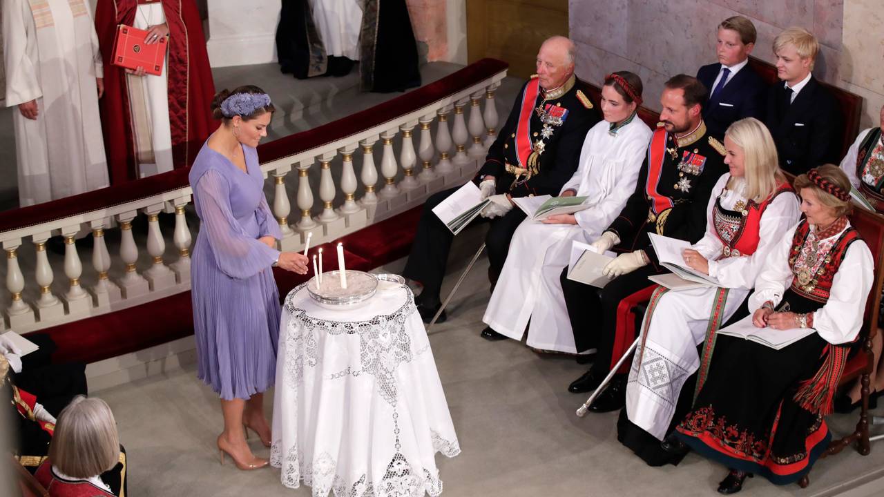 Kronprinsesse Victoria tenner et lys under konfirmasjonen til prinsesse Ingrid Alexandra