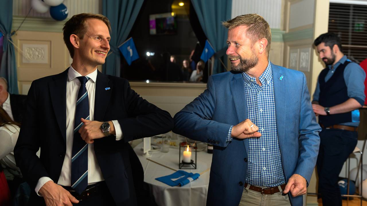 Bent Høie gratulerer Aleksander Stokkebø med stortingsplass under Høyre sitt valgvake på Gaffel og Karaffel i Stavanger