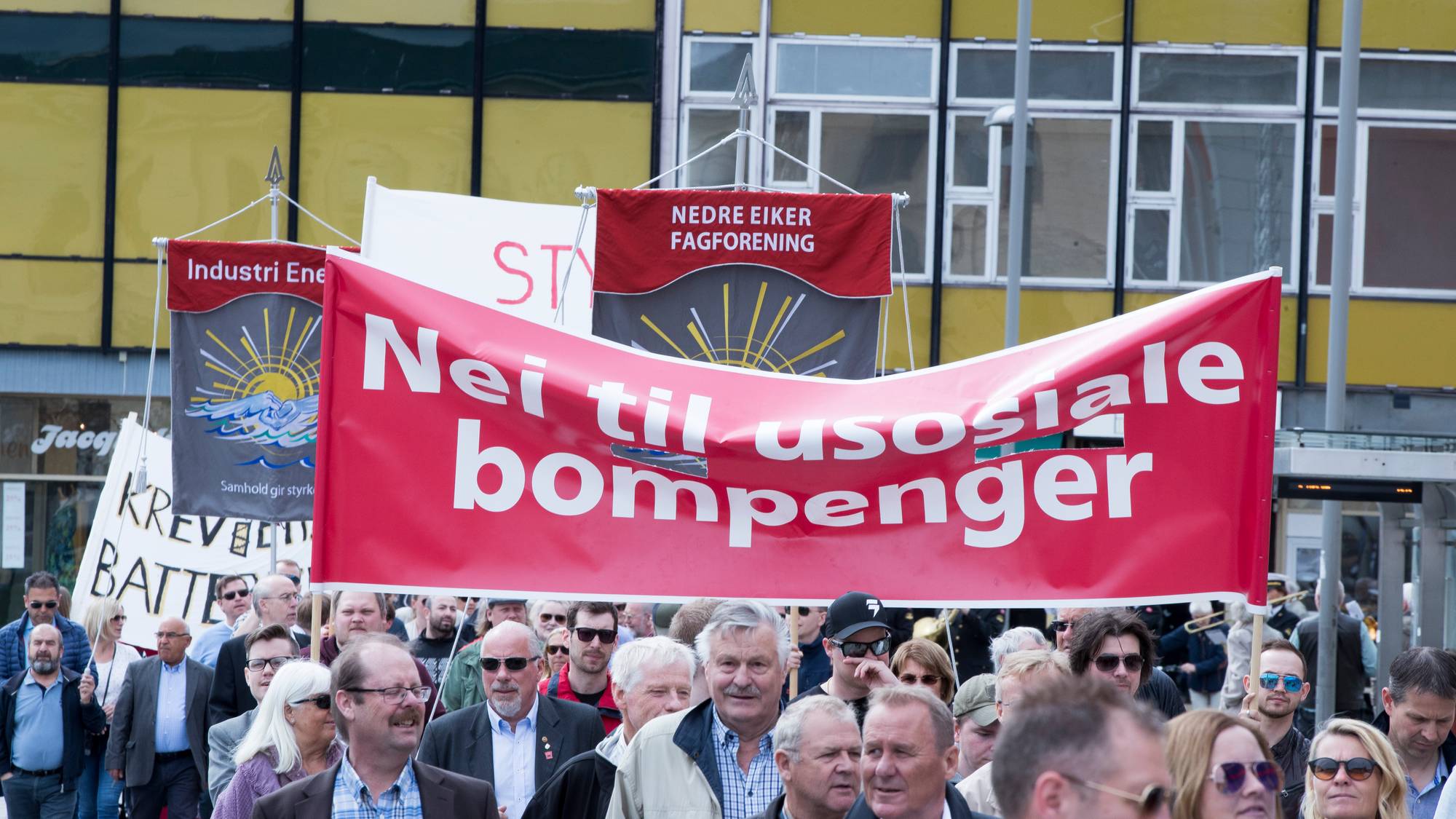 Oslo 20190501.
Paroler i toget i Drammen 1 mai.
Foto: Terje Pedersen / NTB scanpix