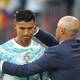 COLE BURSTON / AFP,NTB Trener Roberto Martínez trøster en nedstemt Cristiano Ronaldo på fotballbanen. (Bildebeskrivelsen er laget av en KI-tjeneste)