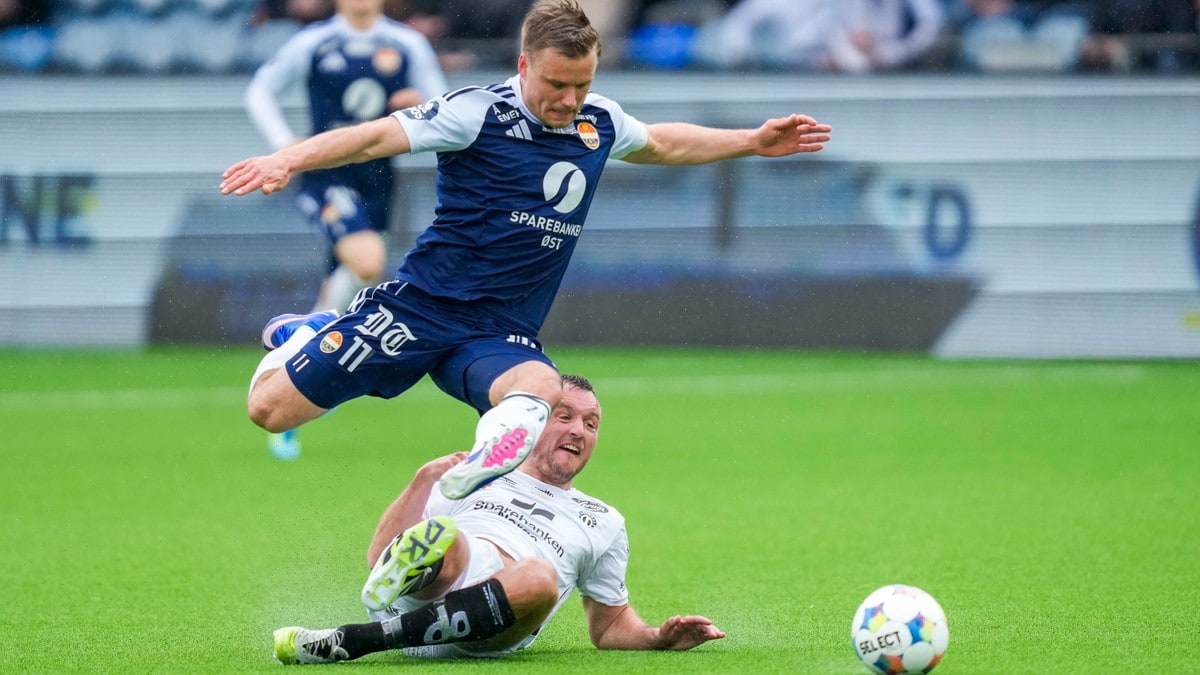en fotballspiller takler en annen som hopper i lufta FOTO: Javad Parsa/NTB