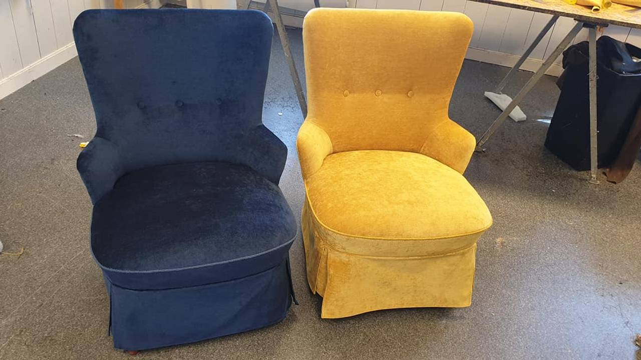 Ferdig stoler i nytt trekk. en gul og en blå