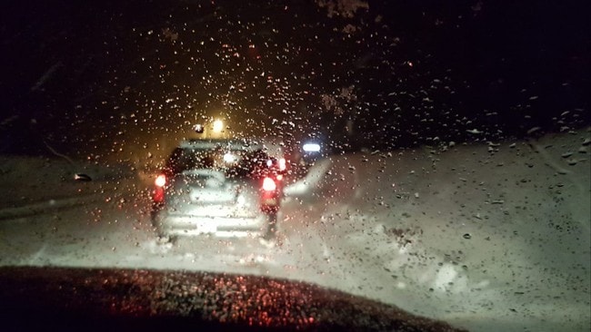Tom Øyvind Heitmann fra Alta måtte vente på kolonnekjøring for å komme seg over fjellovergangen Sennalandet tirsdag kveld. Han kom seg akkurat over i tide før veien ble stengt.