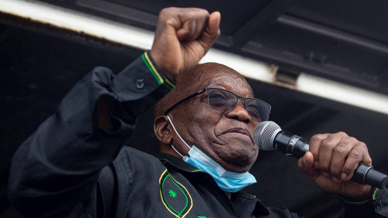 Zuma taler til tilhengerne sine