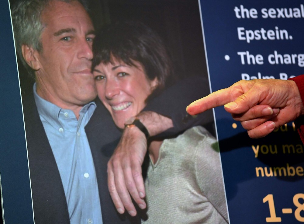 Epsteins partner iført papirklær på cella – politiet frykter selvmord