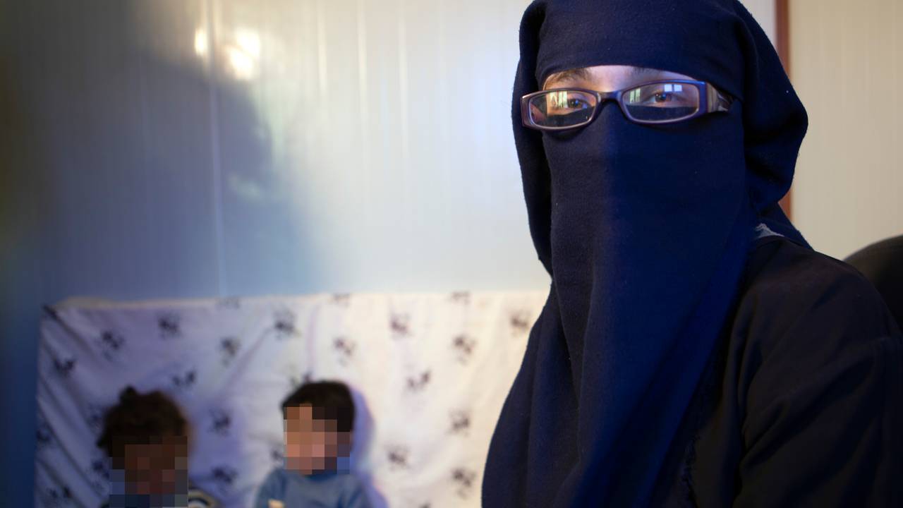 Norsk IS-kvinne med sine to barn i interneringsleir i Syria