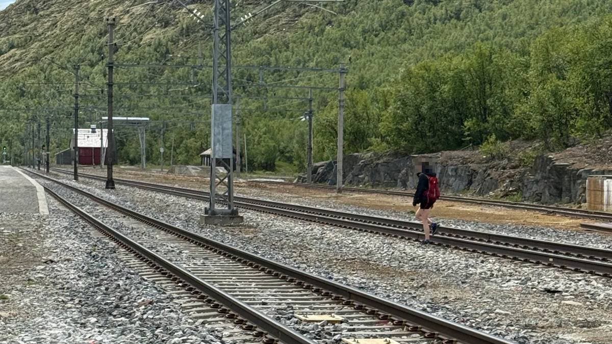 Kryssar like før toget kjem: – Det er livsfarleg