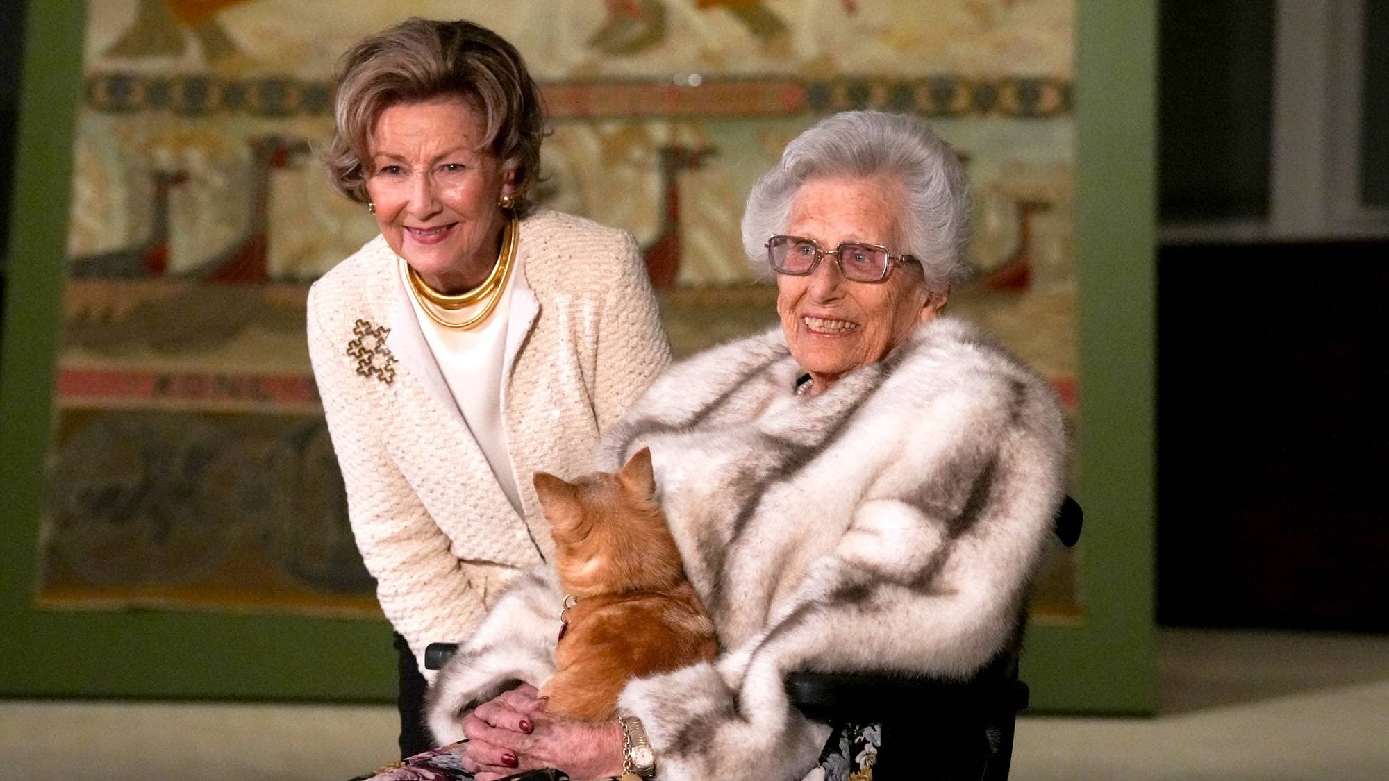 Dronning Sonja og prinsesse Astrid på utstillingsåpning i Dronning Sonja Kunststall