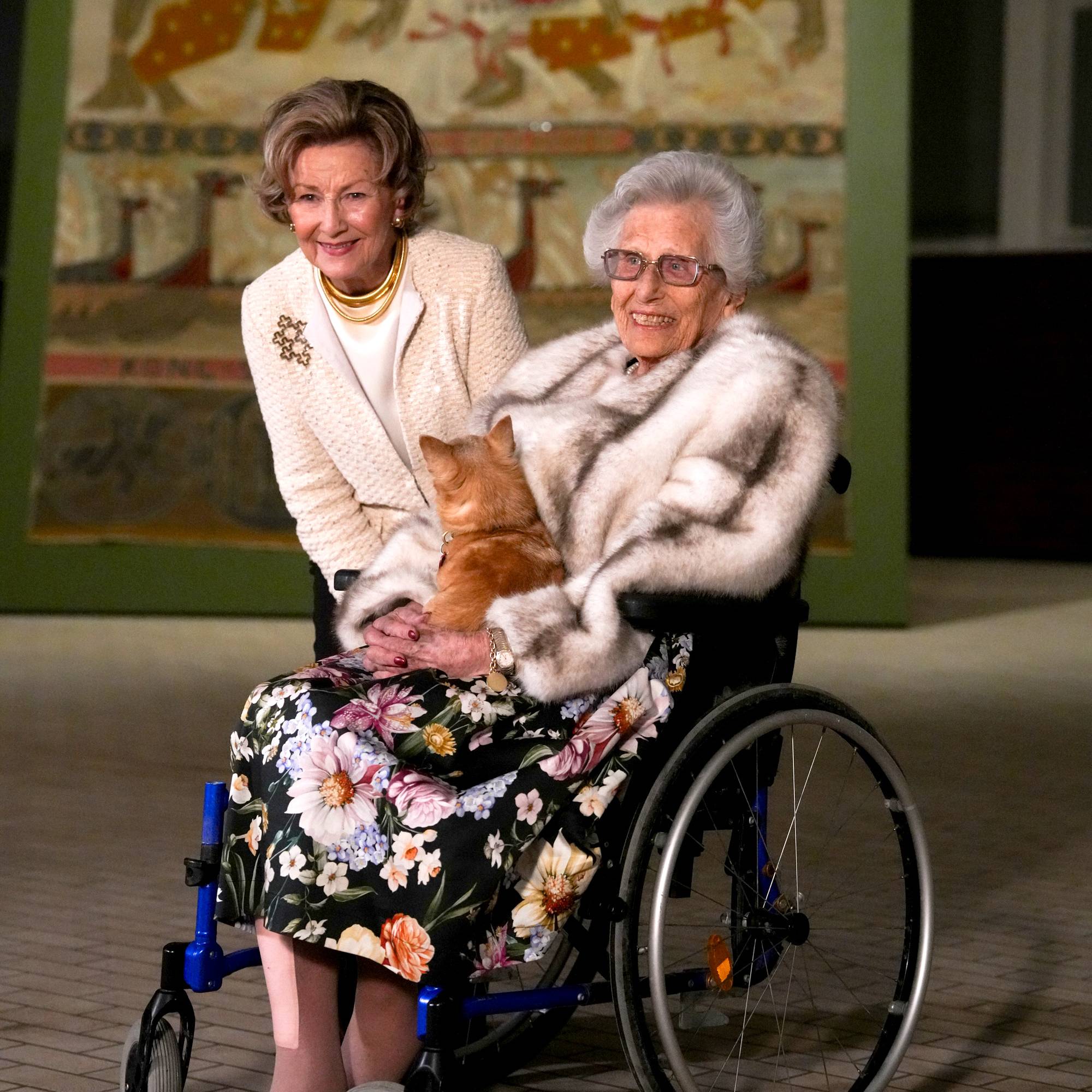 Dronning Sonja og prinsesse Astrid på utstillingsåpning i Dronning Sonja Kunststall