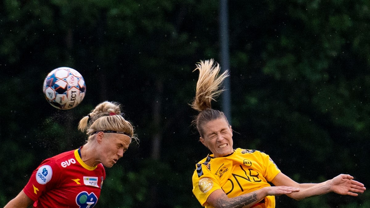 To fotballspillere i rød og gul drakt header ballen i en kamp. (Bildebeskrivelsen er laget av en KI-tjeneste) FOTO: Fredrik Hagen/NTB To fotballspillere i rød og gul drakt header ballen i en kamp. (Bildebeskrivelsen er laget av en KI-tjeneste) FOTO: Fredrik Hagen/NTB