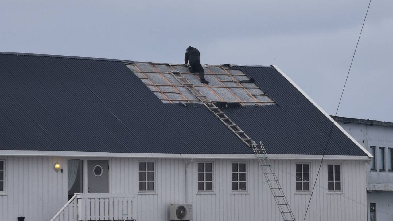 Takplater har blese av hus på Veiholmen på Nordmøre etter kraftig vind