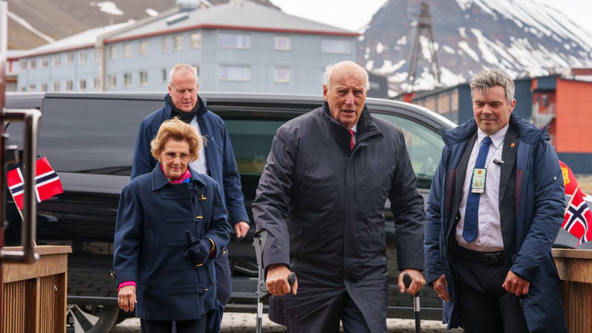 Kongeparet møter pressen på Svalbard