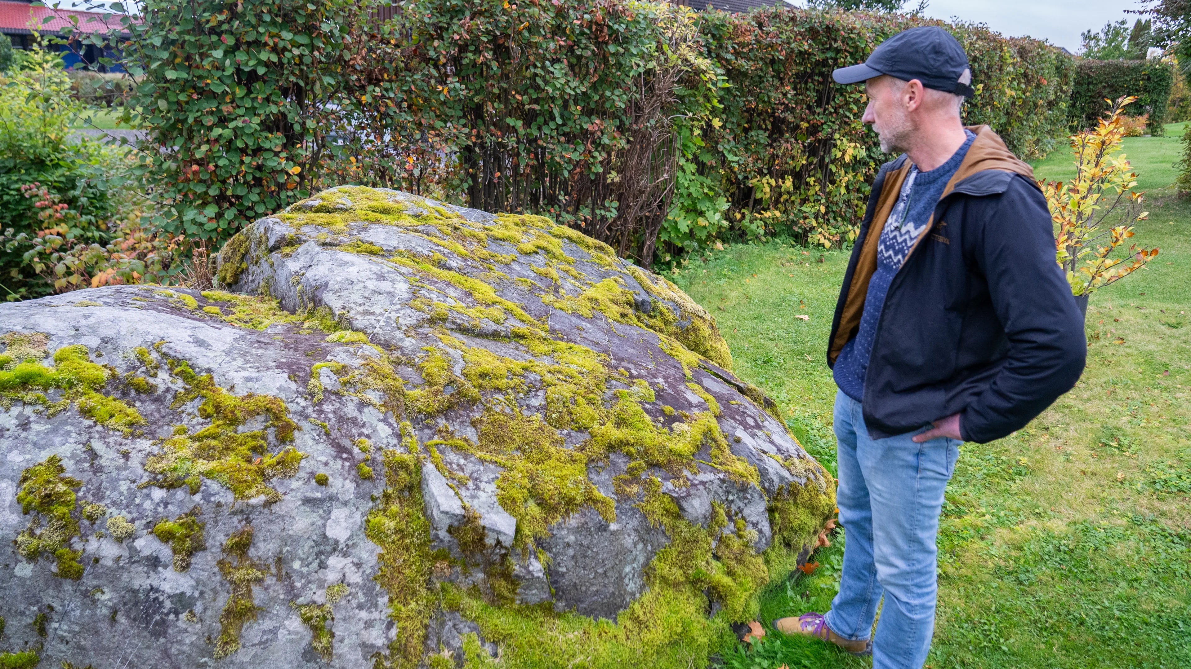 Petter Voss foran steinen i hagen