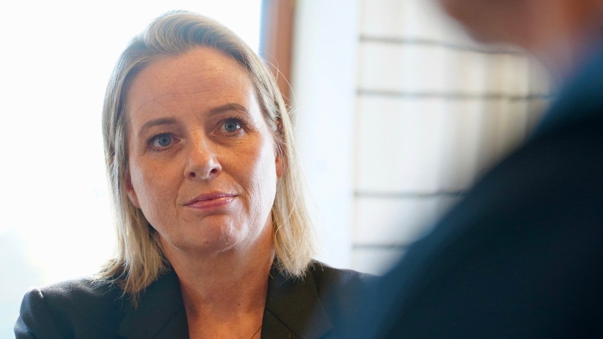 Anita Leirvik North i samtale med en person som står med ryggen til kameraet. (Bildebeskrivelsen er laget av en KI-tjeneste) FOTO: Nadir Alam /NRK Anita Leirvik North i samtale med en person som står med ryggen til kameraet. (Bildebeskrivelsen er laget av en KI-tjeneste) FOTO: Nadir Alam /NRK